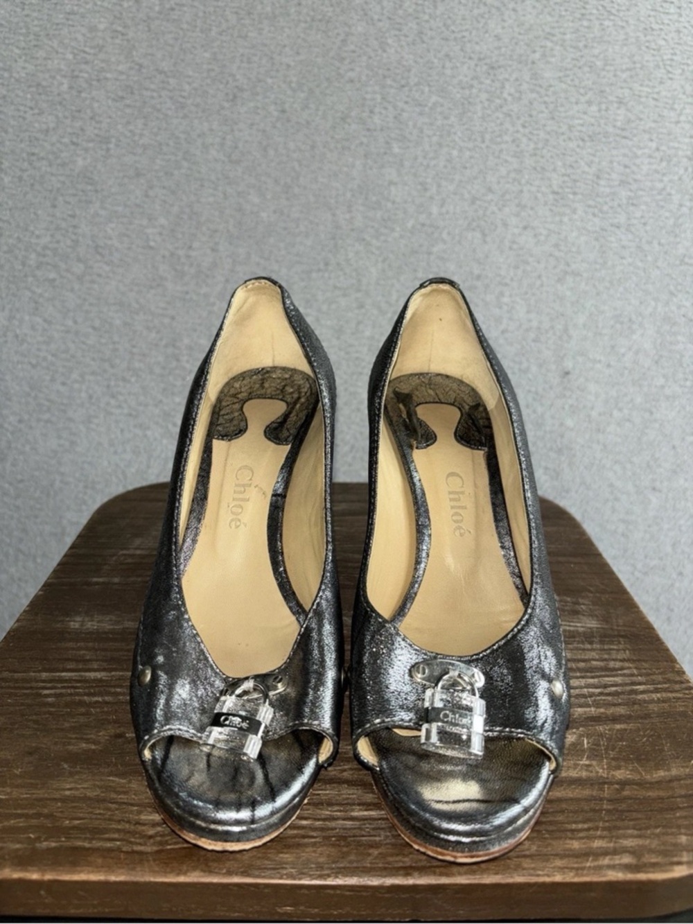 Chloe Paddington lock Metallic Silver Peep-Toe Pumps